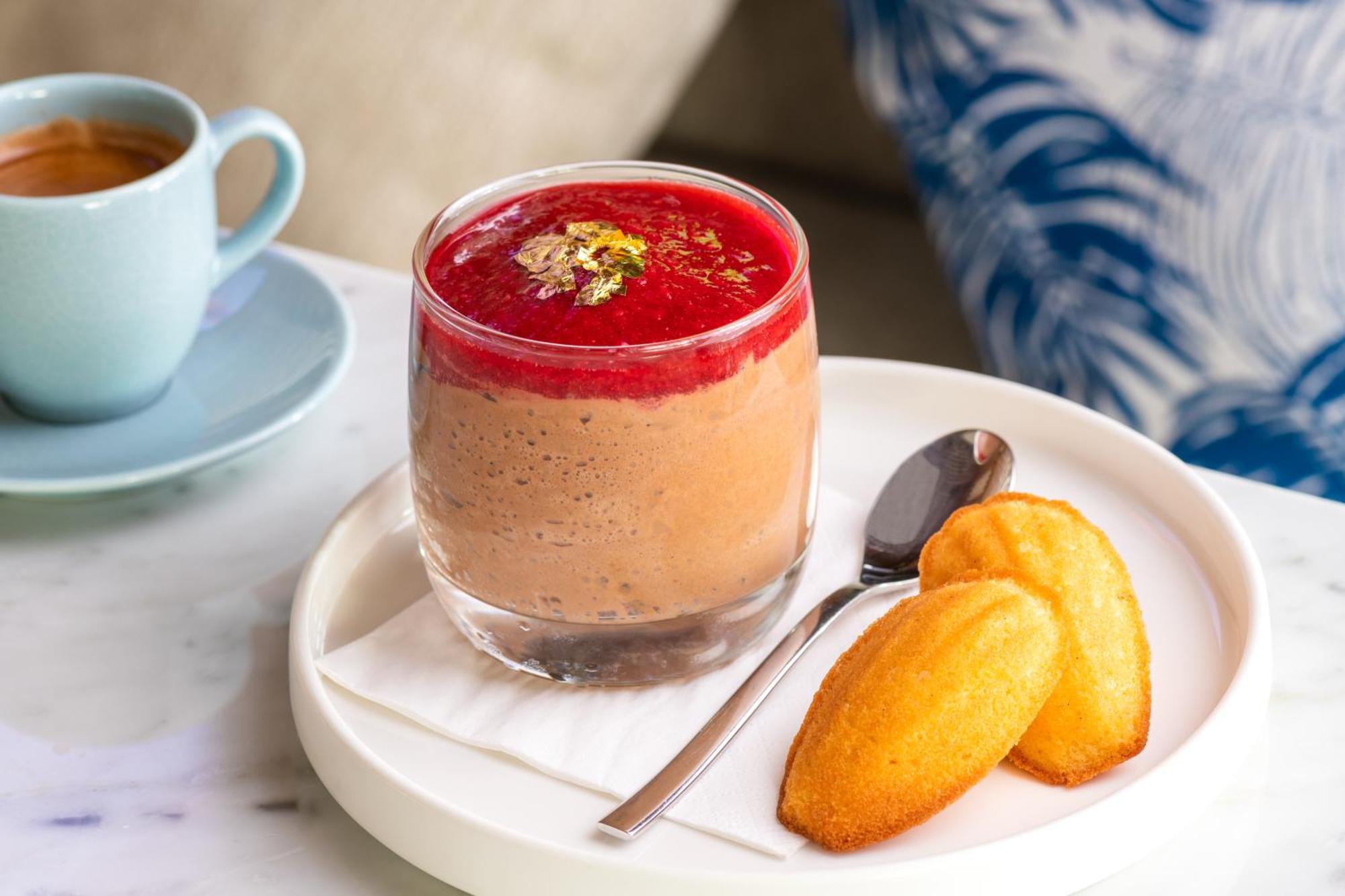 Ja Lake View Hotel, Dubai Exterior foto A chocolate pudding with a raspberry sauce