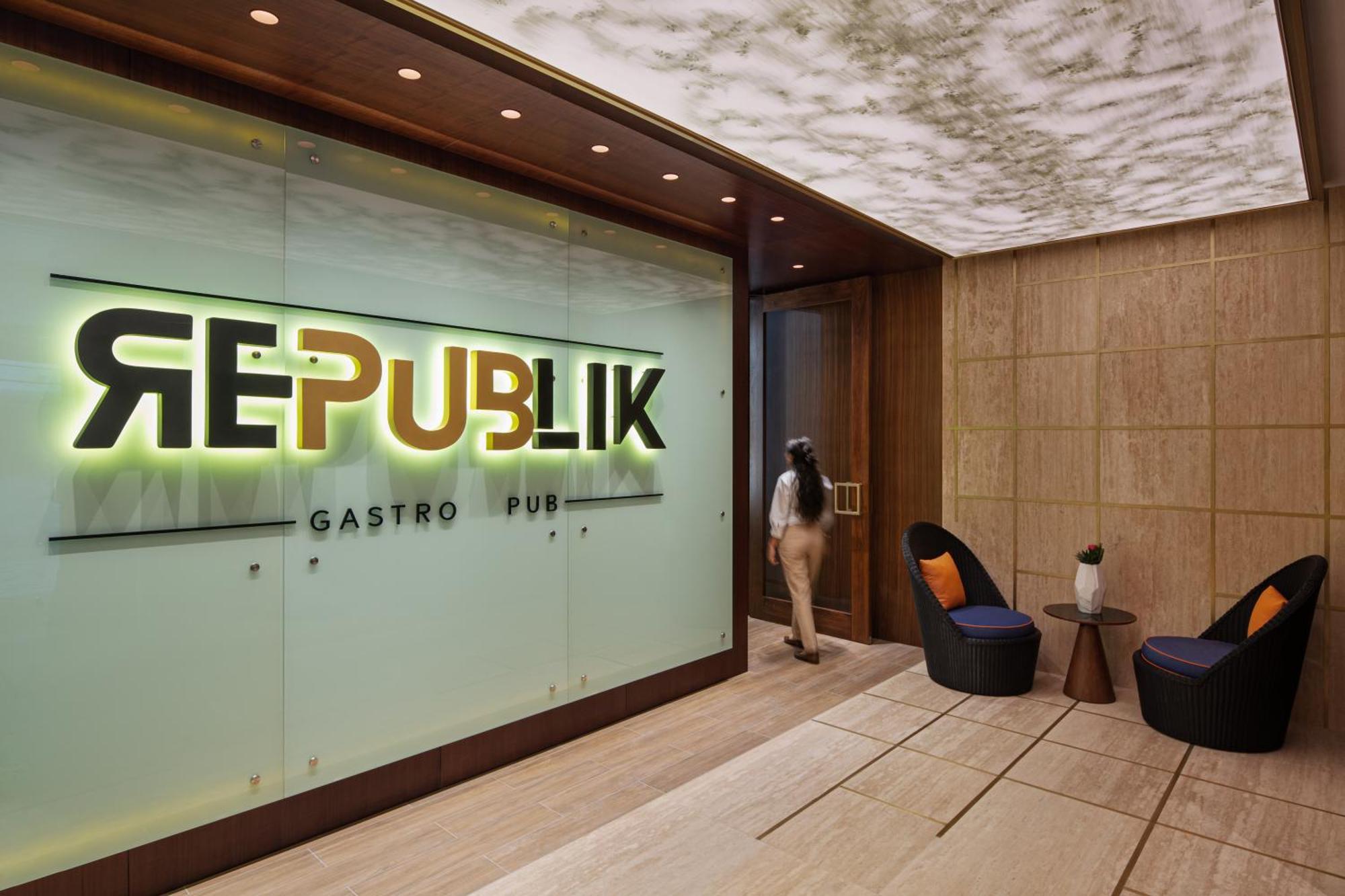 Ja Lake View Hotel, Dubai Exterior foto Entrance to a restaurant in the Republic Gastropub