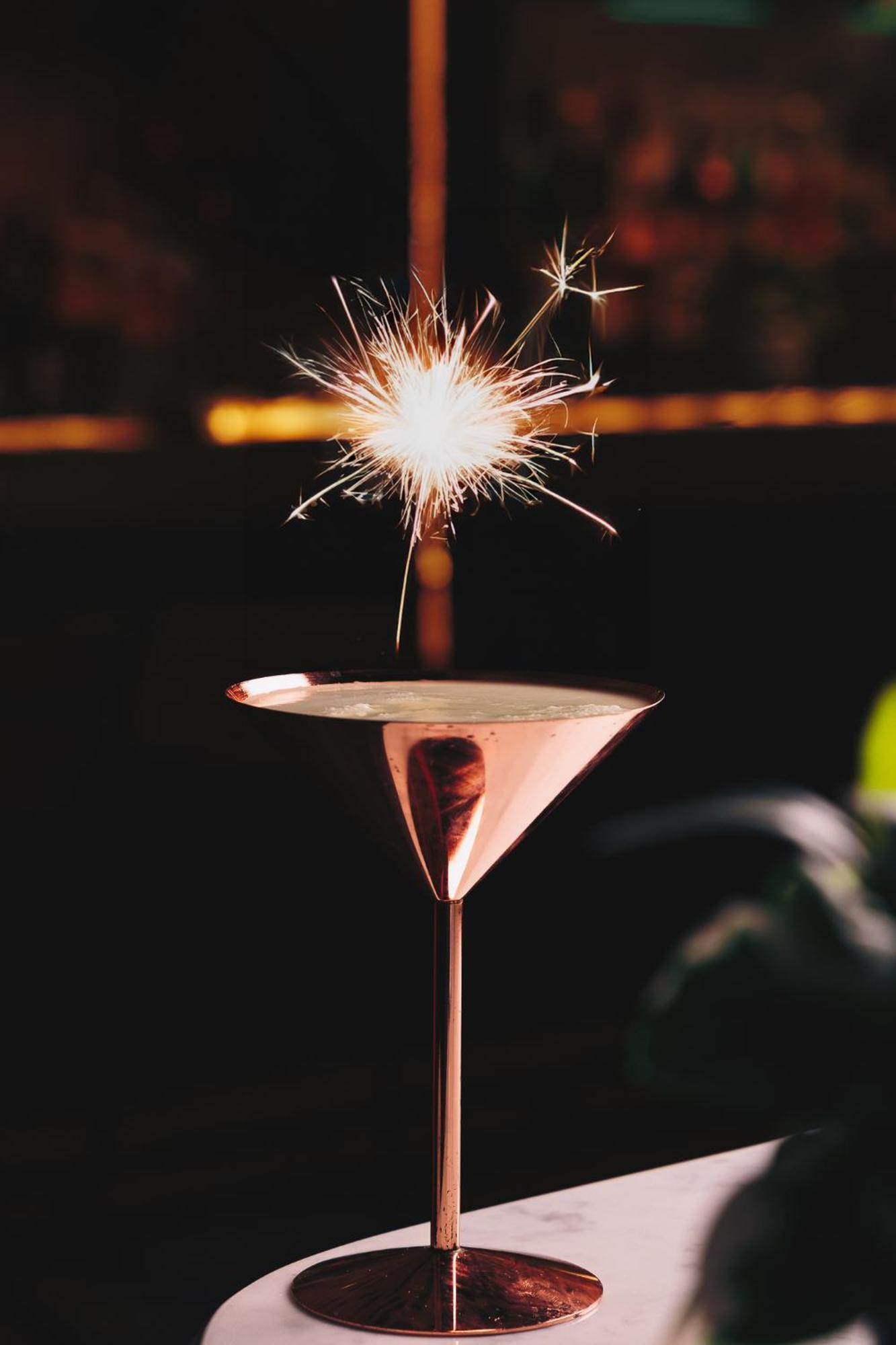 Ja Lake View Hotel, Dubai Exterior foto A champagne cocktail with a sparkler
